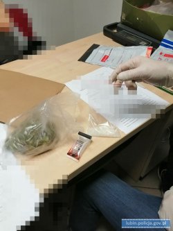 na zdjęciu widać leżące na biurku woreczki z zabezpieczonymi narkotykami