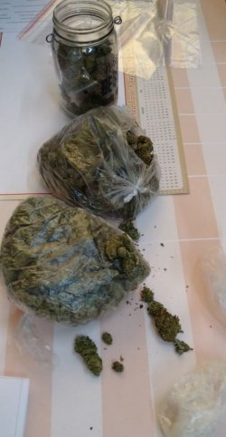 Na zdjęciu widać słoik i dwa worki foliowe wypełnione marihuaną.