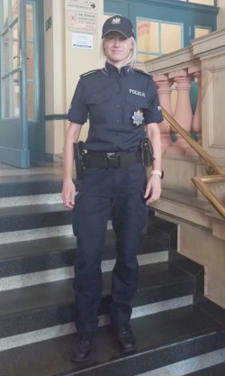 policjantka w mundurze na służbie