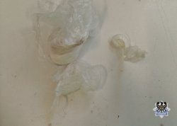 narkotyki w foliowych zawiniątkach położone na blacie