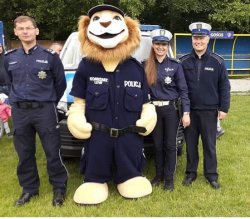 komisarz lew i policjanci stojący koło radiowozu