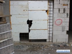 na zdjęciu widać uszkodzone zabezpieczenie do budynku będącego w budowie