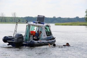 na zdjęciu widać łódkę policyjną na wodzie