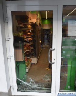 zniszczone drzwi sklepu