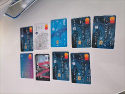 karty bankomatowe rozłozone na blacie