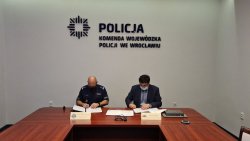 podpisanie umowy ws. budowy nowego budynku policji