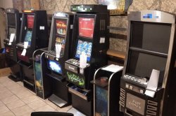 zabezpieczone w salonie automaty do gier losowych