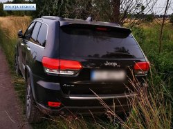 Auto marki Jeep Grand Cherokee od tyłu.