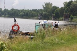 Na zdjęciu widać policjantów znajdujących się na policyjnej łodzi