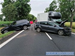 Na zdjęciu widać pojazdy uszkodzone w wypadku drogowym