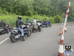 Na zdjęciu uczestnicy na motocyklach przygotowujący się na jazdę po torze