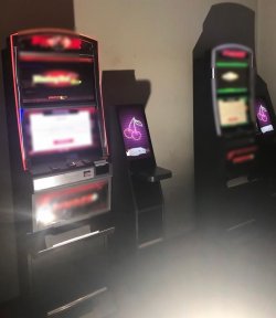 na zdjęciu widać wnętrze lokalu a w nim automaty do gier hazardowych