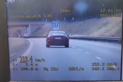 Na zdjęciu widać obraz z policyjnego wideorejestratora, który mierzy prędkość czerwonego auta osobowego
