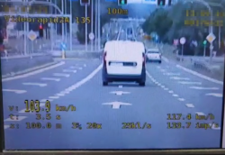 Na zdjęciu widać obraz z policyjnego wideorejestratora, który mierzy prędkość białego samochodu