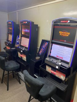 Na zdjęciu widać 3 automaty do gier hazardowych
