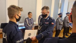 na zdjęciu policjanci wygaszający rotę ślubowania oraz ich przełożeni, a także komendant Wojewódzki Policji we Wrocławiu