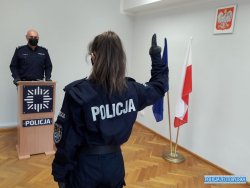 na zdjęciu policjanci wygaszający rotę ślubowania oraz ich przełożeni, a także komendant Wojewódzki Policji we Wrocławiu