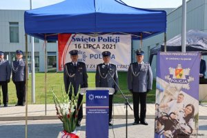 Policjanci  w mundurach wyjściowych na uroczystym apelu z okazji Święta Policji we Lwówku Śląskim