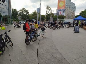 rowerzyści z rowerami stoją w kolejce do znakowania jednośladów