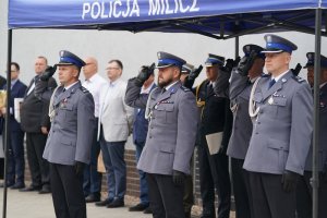 policjanci biorący udział w uroczystości obchodów święta policji, odbierają z rąk zastępcy komendanta akty mianowania, przemawiają