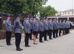 policjanci biorący udział w uroczystości obchodów święta policji, odbierają z rąk zastępcy komendanta akty mianowania, przemawiają