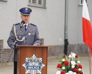 policjanci biorący udział w uroczystości obchodów święta policji, odbierają z rąk zastępcy komendanta akty mianowania, przemawiają