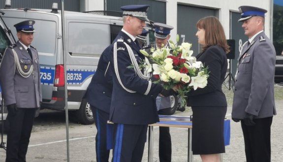na zdjęciu nadinspektor  Dariusz Wesołowski odbiera kwiaty i gratulacje od policjanta i pracownika policji