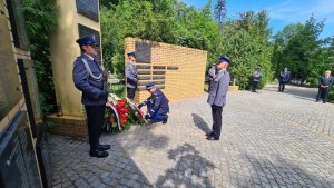 Komendant Wojewódzki Policji we Wrocławiu nadinsp. Dariusz Wesołowski składa wieniec pod tablicą pamiątkową