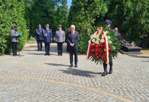 Wojewoda Dolnośląski składa wieniec na cmentarzu