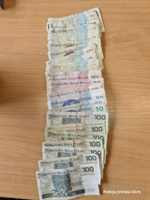 Zdjęcie przedstawia zabezpieczone banknoty w różnych nominałach