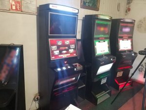 na zdjęciu zabezpieczone automaty do gier hazardowych
