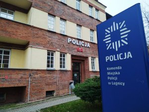Na zdjęciu widoczny jest budynek Komendy Miejskiej Policji w Legnicy