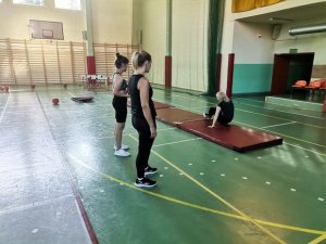 Na zdjęciu widać kobiety, które ćwiczą w sali gimnastycznej.