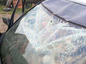 zniszczona szyba samochodu osobowego