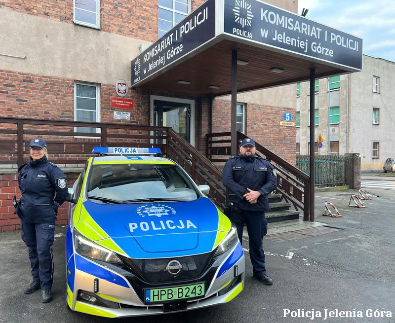 Dzielnicowi z Komisariatu I Policji w Jeleniej Górze otrzymali wyjątkowe podziękowanie od wdzięcznej mieszkanki miasta