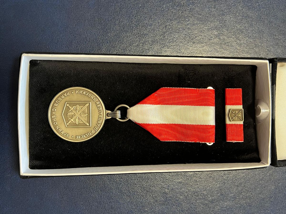Szef dolnośląskiej Policji nadinsp. Paweł Półtorzycki uhonorowany medalem przez komendanta pardubickiej Policji