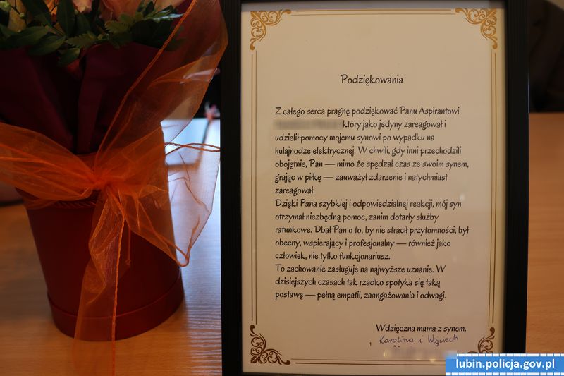 Policjant z Lubina, w czasie wolnym, pomógł 12-latkowi po wypadku na hulajnodze elektrycznej