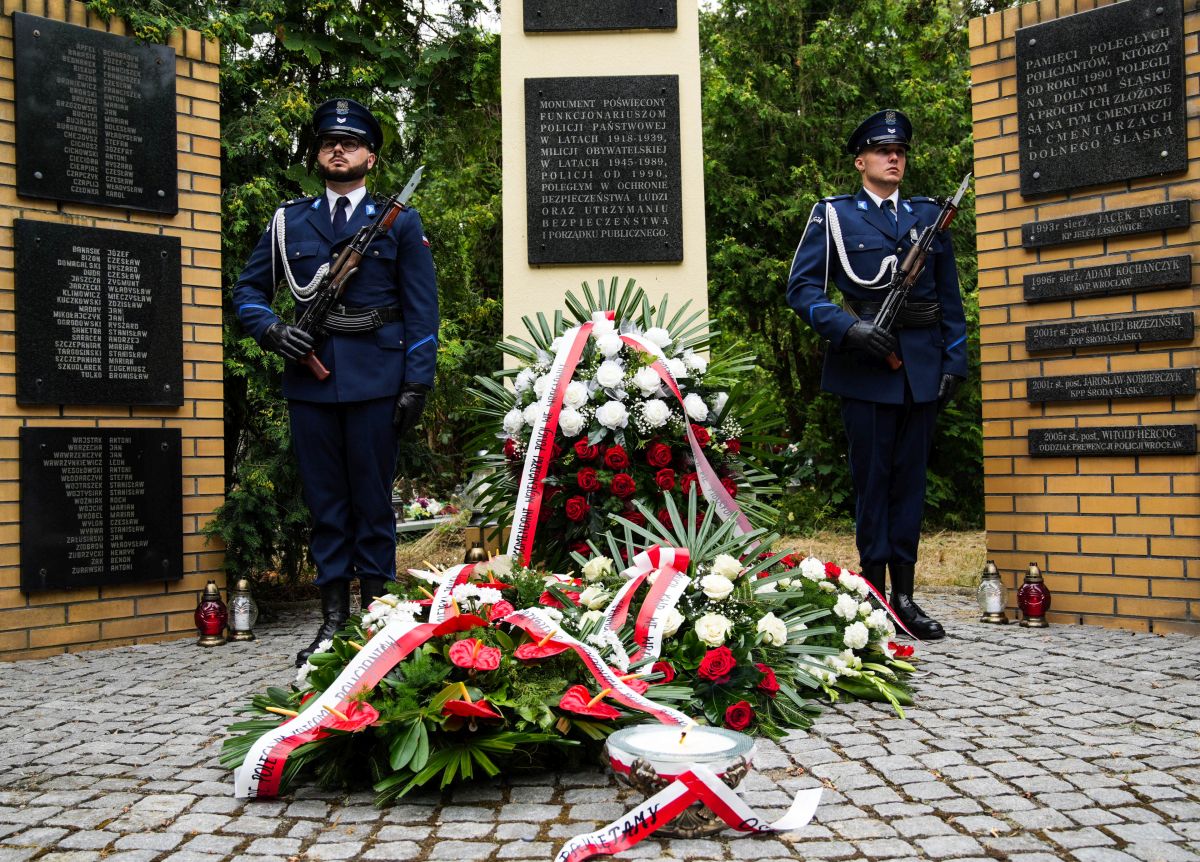 Policjanci z garnizonu dolnośląskiego uczcili pamięć poległych i zamordowanych funkcjonariuszy