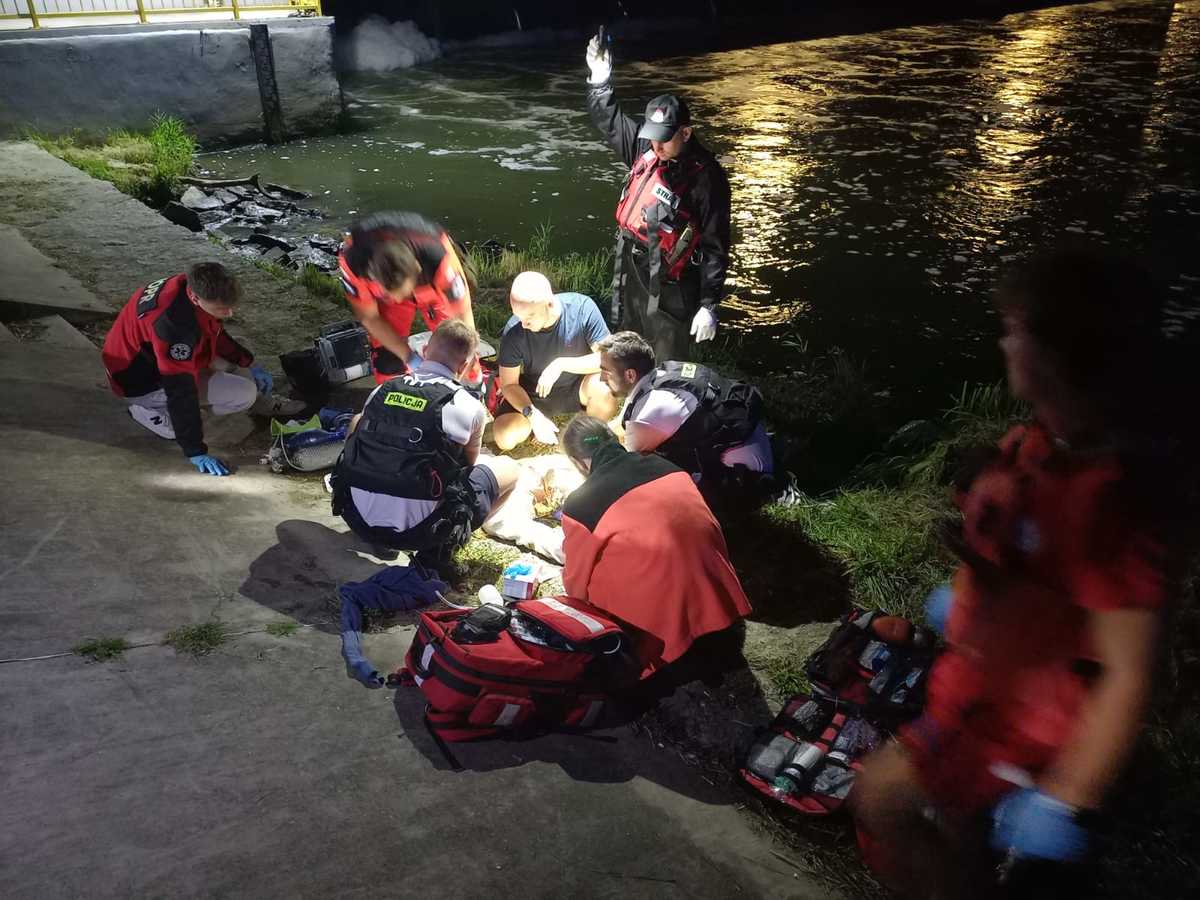 Dzięki szybkiej reakcji policyjnych wodniaków został uratowany mężczyzna, który skoczył do wody przy jazie Opatowickim