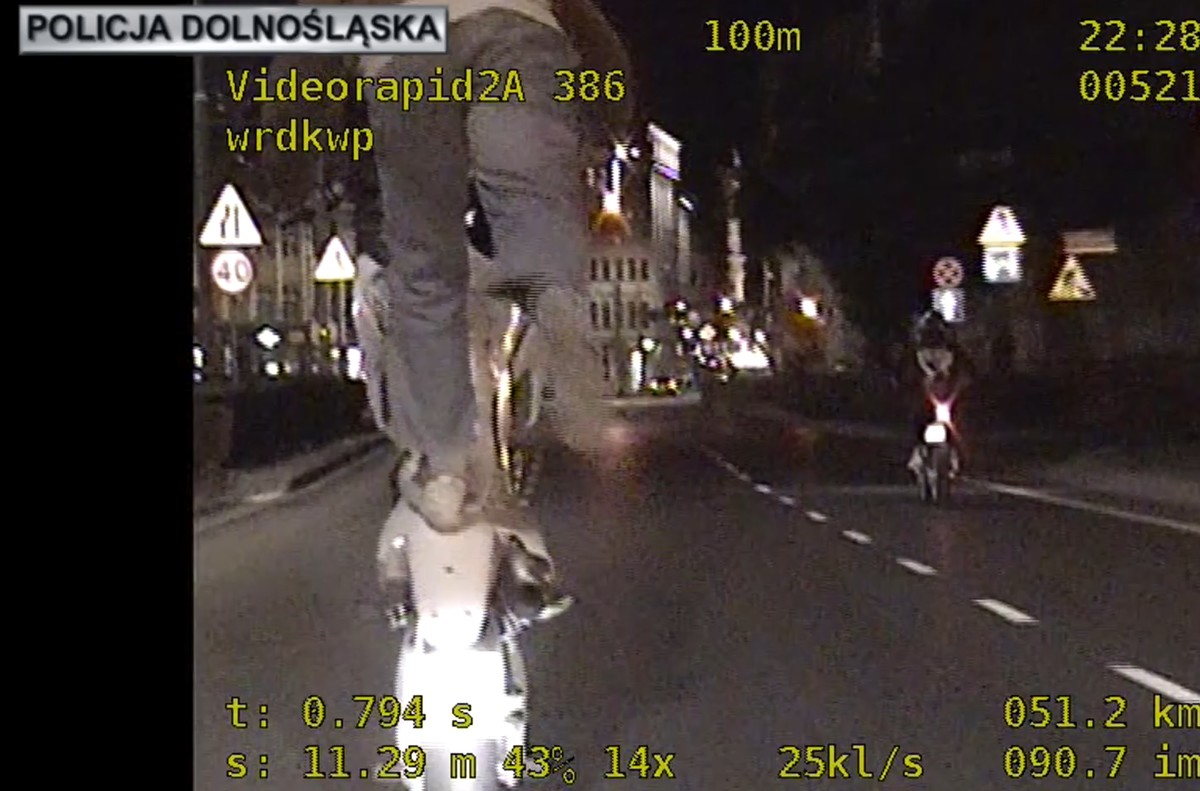 Nieodpowiedzialny motocyklista zatrzymany przez dolnośląskich policjantów