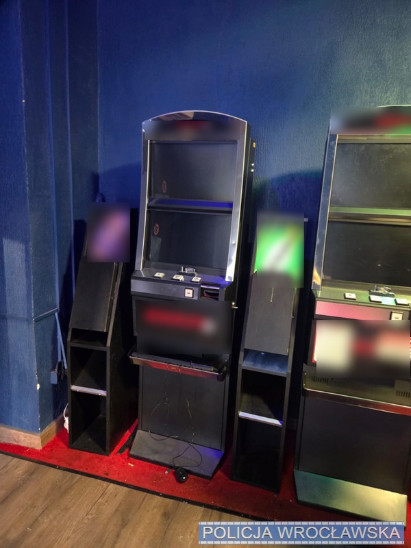 Wrocławscy policjanci wspólnie z celnikami uderzają w nielegalny hazard - 2 osoby zatrzymane i 16 zabezpieczonych automatów