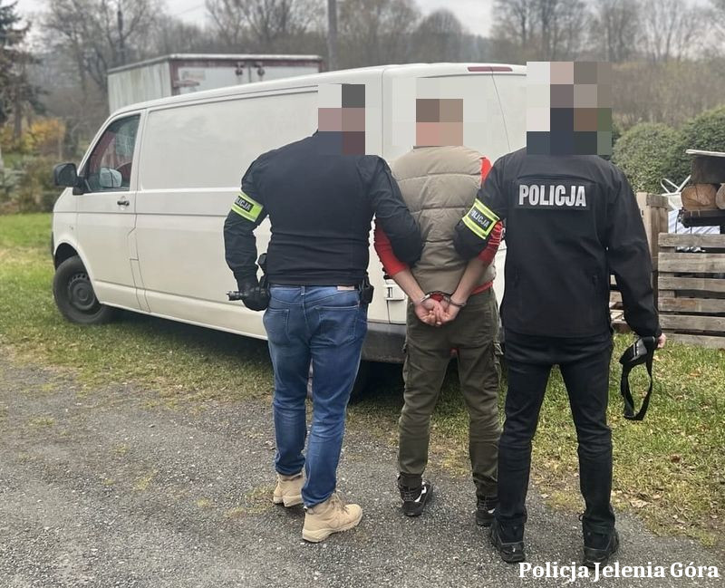 Kierowca busa próbował wciągnąć nastolatkę do pojazdu. Sprawcą okazał się 30 – latek, który został zatrzymany dzień po zdarzeniu