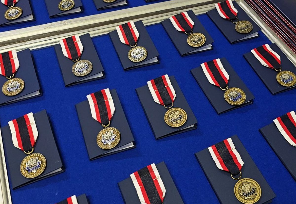 Dolnośląscy policjanci wyróżnieni medalami i odznaczeniami przy okazji obchodów związanych z 107. rocznicą odzyskania przez Polskę Niepodległości