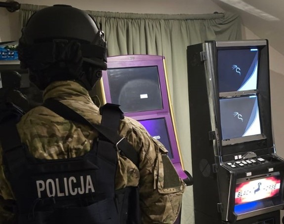 Kolejne nielegalne automaty do gier zabezpieczyli funkcjonariusze w nielegalnym salonie gier na terenie Świdnicy
