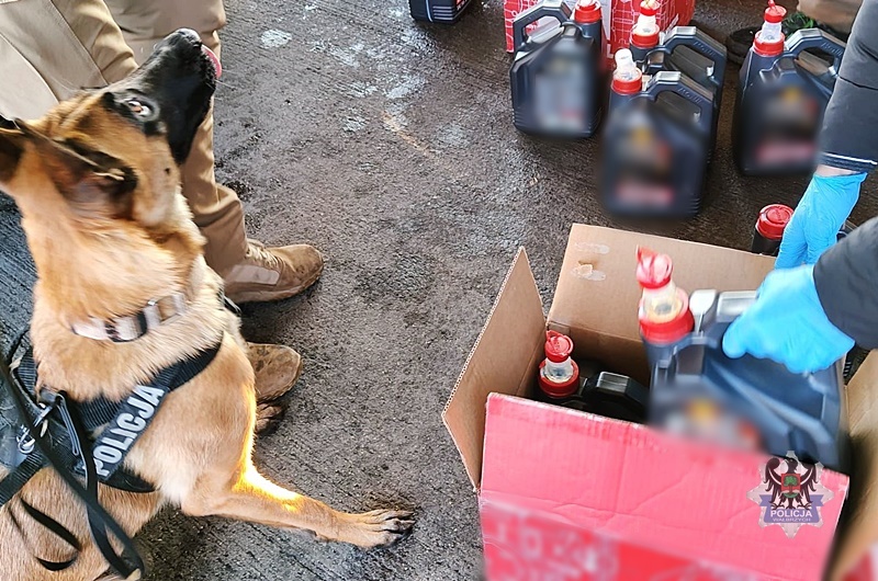 Blisko 30 litrów płynnej amfetaminy nie trafi na czarny rynek. Areszt dla zatrzymanego przez wałbrzyskich policjantów kryminalnych