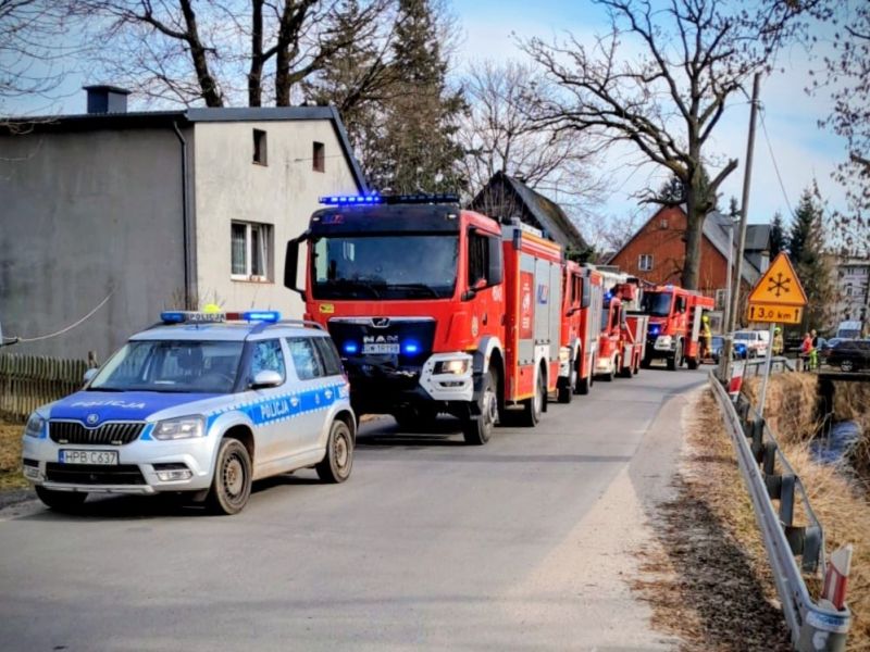 Lubawskie policjantki wraz z mieszkańcami opanowali ogień, a następnie wynieśli z budynku mężczyznę