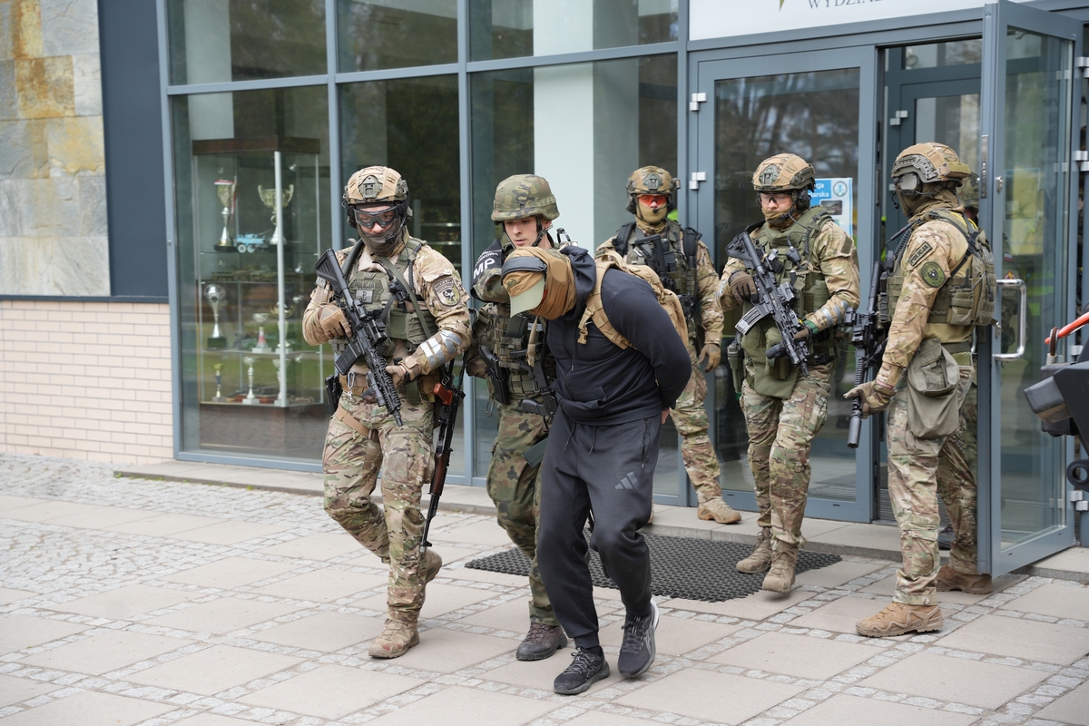 „Kryzys-26” - policjanci wraz z innymi służbami doskonalili działania w sytuacjach m.in. zagrożenia terrorystycznego