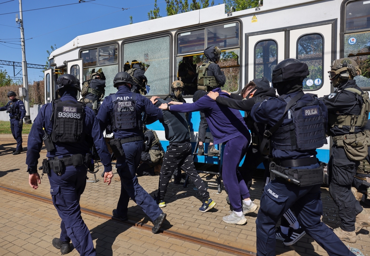 Uzbrojeni napastnicy przejęli tramwaj w sercu Wrocławia – do działań skierowani zostali policyjni specjalsi