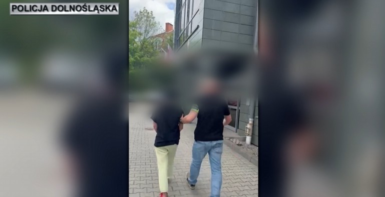 Odebrała pieniądze od seniorów oszukanych metodą „na policjanta” – 51-latka została zatrzymana przez policjantów