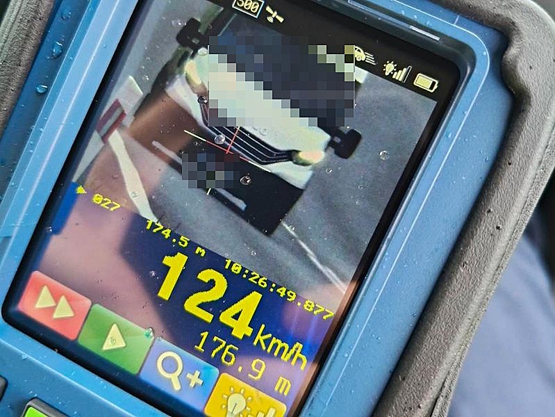 Znaczne przekroczenie prędkości poza obszarem zabudowanym – kierowca stracił prawo jazdy